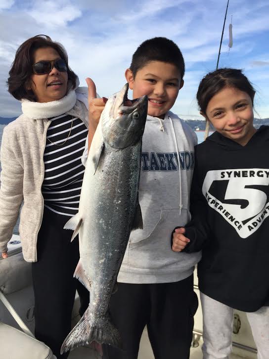 BLCFishing's tweet image. February fish...Seattle family fun amidst some great action! New adventure catching Westcoast 'winter Chinook' in Vancouver - pleasure to fish you again 😊 @hotelsvancouver @MyVancouver @HelloBC #waytofish #winterfishing #fishbc @Red_Shiner #TravelTuesday #chinook #sportfishing