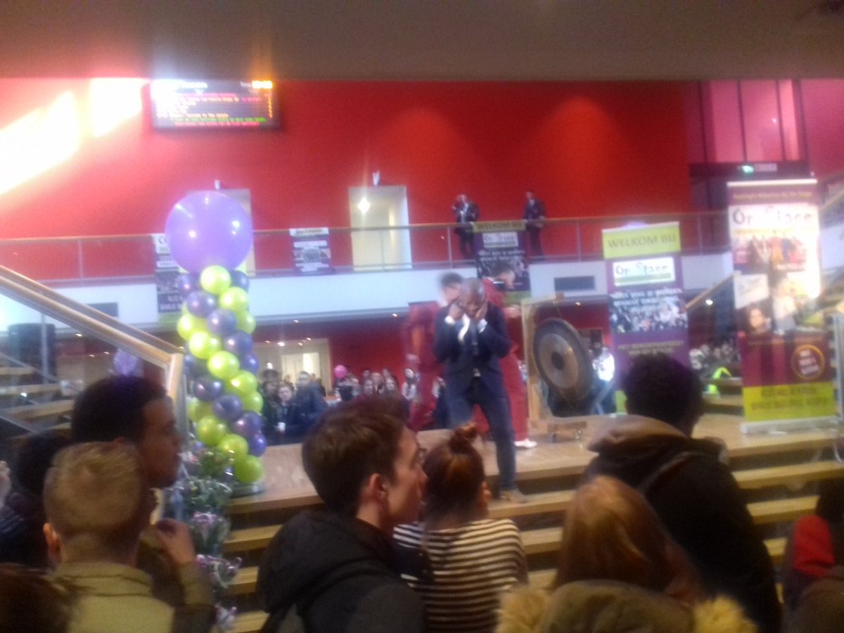 BetuweOnStage's tweet photo. De laatste ronde van Betuwe On Stage, geopend door de band #Suitz! #beroepenfeest #vmbodoetertoe https://t.co/Fxg9Wa7zEe