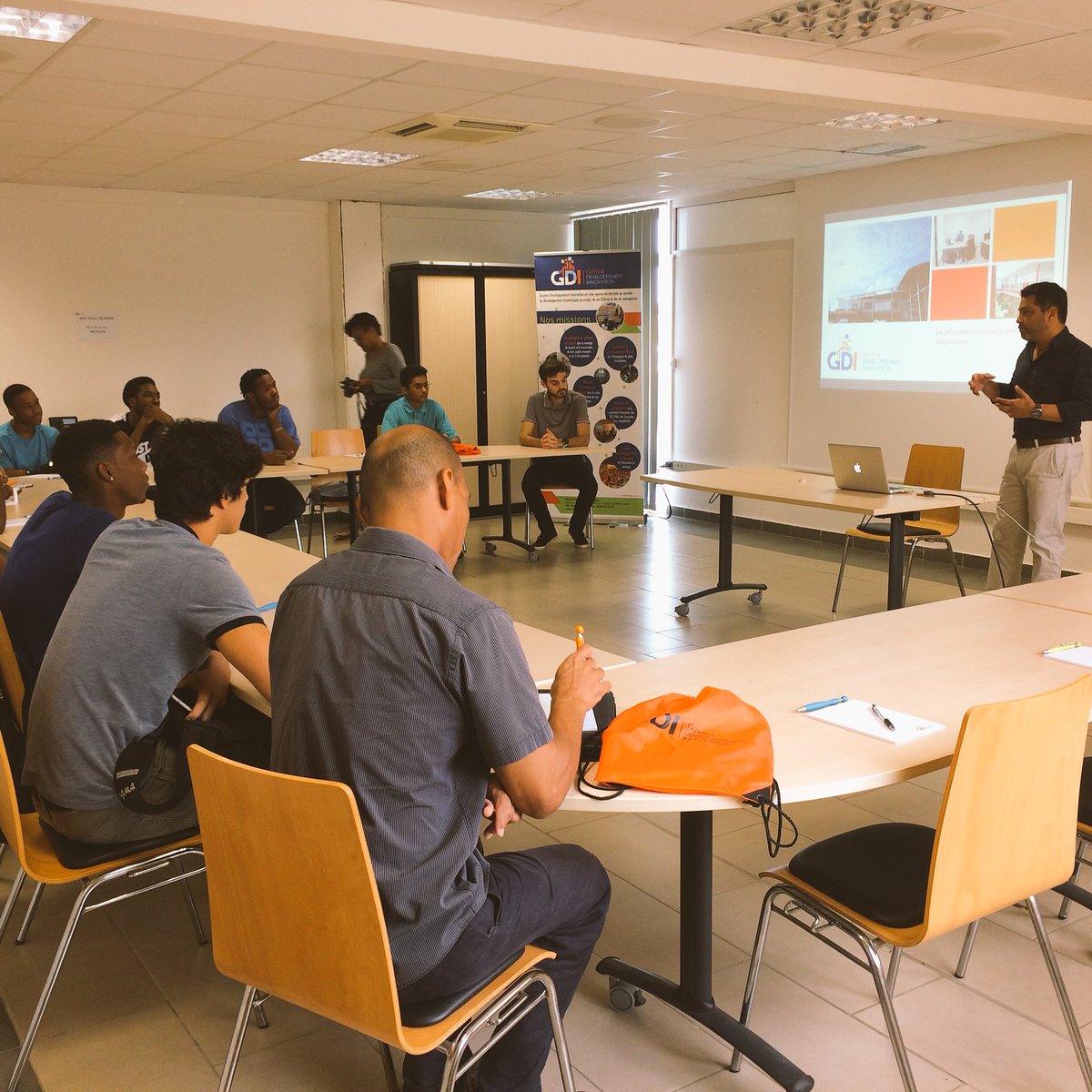 ARDI_GDI's tweet photo. GDI Students Day accueil aujourd’hui la filière Génie Électrique et Informatique Industrielle (GEII) de l’IUT de KOUROU pour une matinée pleine de découvertes. 👁 #NumLab #GDISTUDENTSDAY #IUTdekourou https://t.co/w8wS3GXkw0