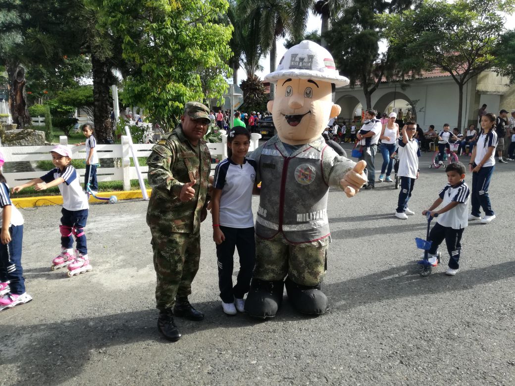natandrearc's tweet photo. 112 niños de institución educativa del municipio de Palmira, Valle, visitaron las instalaciones del Batallón de #IngenierosMilitares No.3 "Coronel Agustín Codazzi" de @COL_EJERCITO. https://t.co/lsysqJwtbA https://t.co/ZX6V5KXC0i
