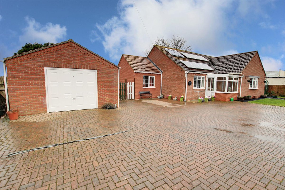 choiceagent's tweet photo. ** A VIEWING IS A MUST **

Alford Road | £274,950
Call us today! 01507 472016

  #properties #estateagents #house #homeliving #mortgage #bungalow #seaside #countryliving #beach https://t.co/DEYzeAjStT