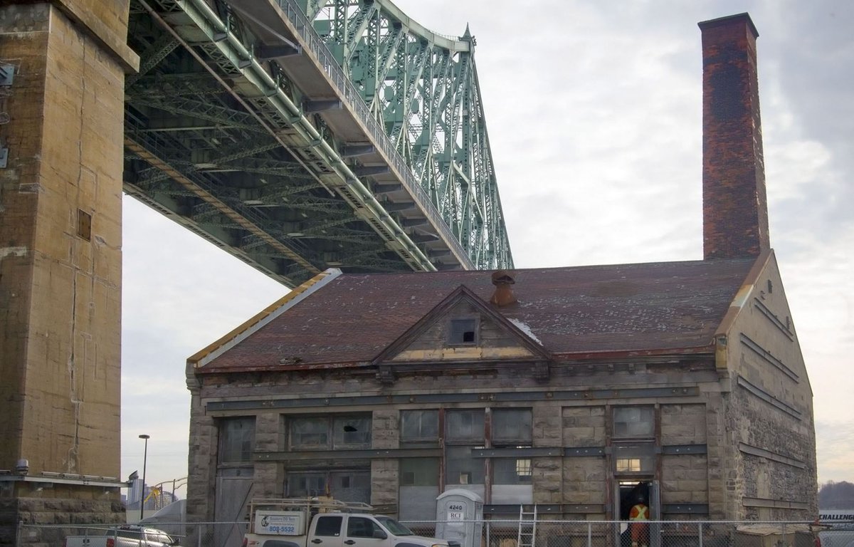 Bien hâte de voir quels seront les projets pour ce bâtiment patrimonial situé au piend du pont Jacques-Cartier. buff.ly/2FBM5e7 <a href="/CentrevilleMTL/">Ville-Marie Montréal</a> <a href="/Val_Plante/">Valérie Plante</a> <a href="/heritagemtl/">Héritage Montréal</a>