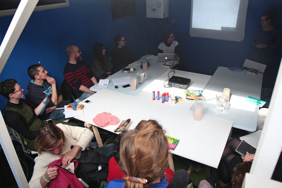 _consonni_'s tweet photo. Comienza el taller #con_textos en consonni con la artista mexicana Verónica Gerber Bicecci- @ambliopia "Escribir con imágenes" /
"Escribir con imágenes" V. Gerber Bicecci artista mexikarraren #con_textos tailerra hasi da gure bulegoan.😀
+ info: https://t.co/0R2ZQGvKC8 https://t.co/NkxlSedo0p
