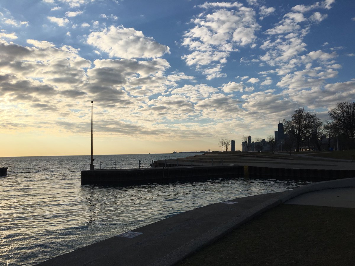 C_Henry_Author's tweet photo. Last week everything was covered in snow and ice and now it’s spring. #chicago #lakefrontpath #running #5milerun https://t.co/z4FpLcvdCC