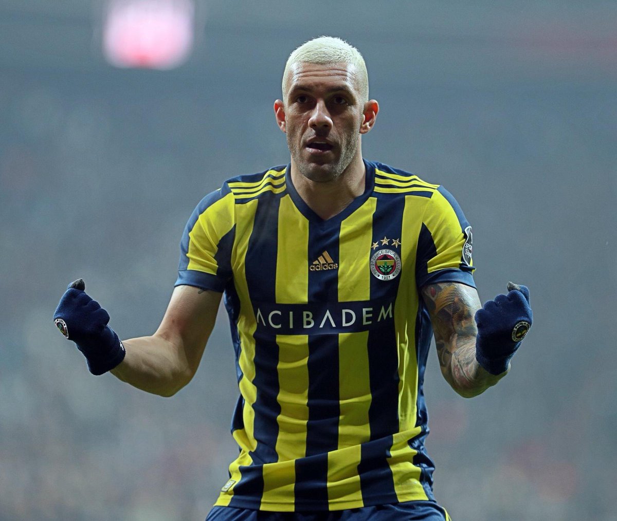CyleLarin99's tweet photo. @fenerbahceli91 @beINSPORTS_TR Hulk hareketi? https://t.co/q1DVXiPw49