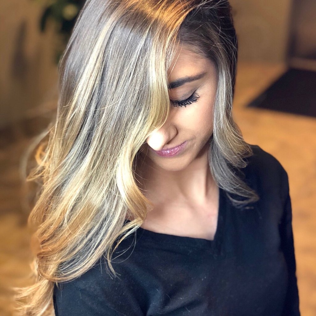 Wsalon1's tweet photo. Swipe to see this gorgeous transformation➡️ Hair by Tanya Burdick🍯✨

#wsalon #wsalonrochester #behindthechair #transformationtuesday #hotd #brunettetoblonde #rocsalon #transformation #goldwell https://t.co/LVjrLsOvvR