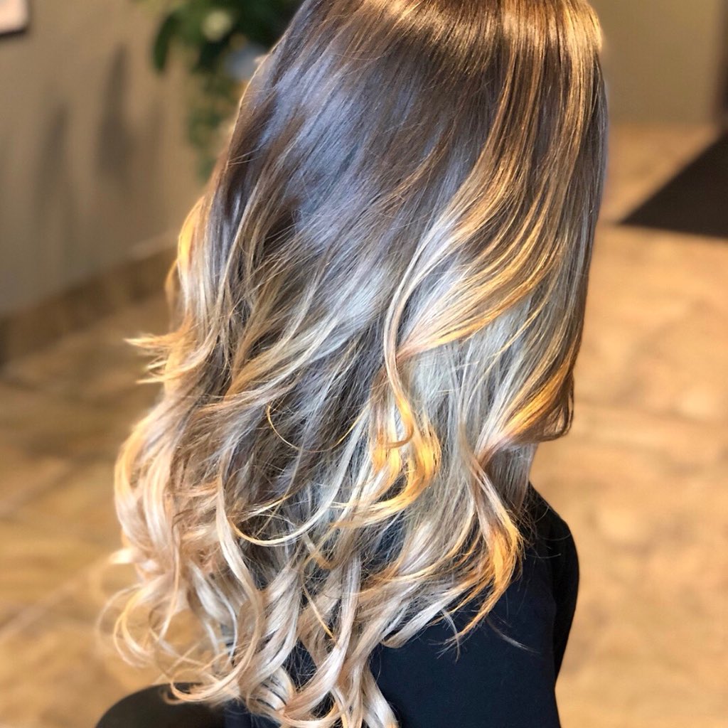Wsalon1's tweet photo. Swipe to see this gorgeous transformation➡️ Hair by Tanya Burdick🍯✨

#wsalon #wsalonrochester #behindthechair #transformationtuesday #hotd #brunettetoblonde #rocsalon #transformation #goldwell https://t.co/LVjrLsOvvR