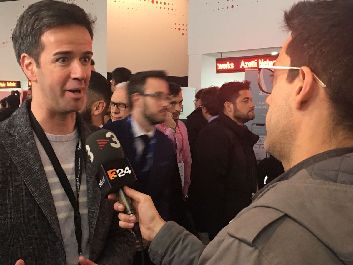 Bismart2009's tweet photo. Hem rebut la visita de @tv3cat! Han pogut conèixer de prop la nostra última solució, Targeted Live Ads! #MWC18 #IntelligentVideoWall #TargetedLiveAds #Artificial_Intelligence #FaceRecognition #Emotions #StreetMarketing #Marketing https://t.co/0iFW0jaVLH