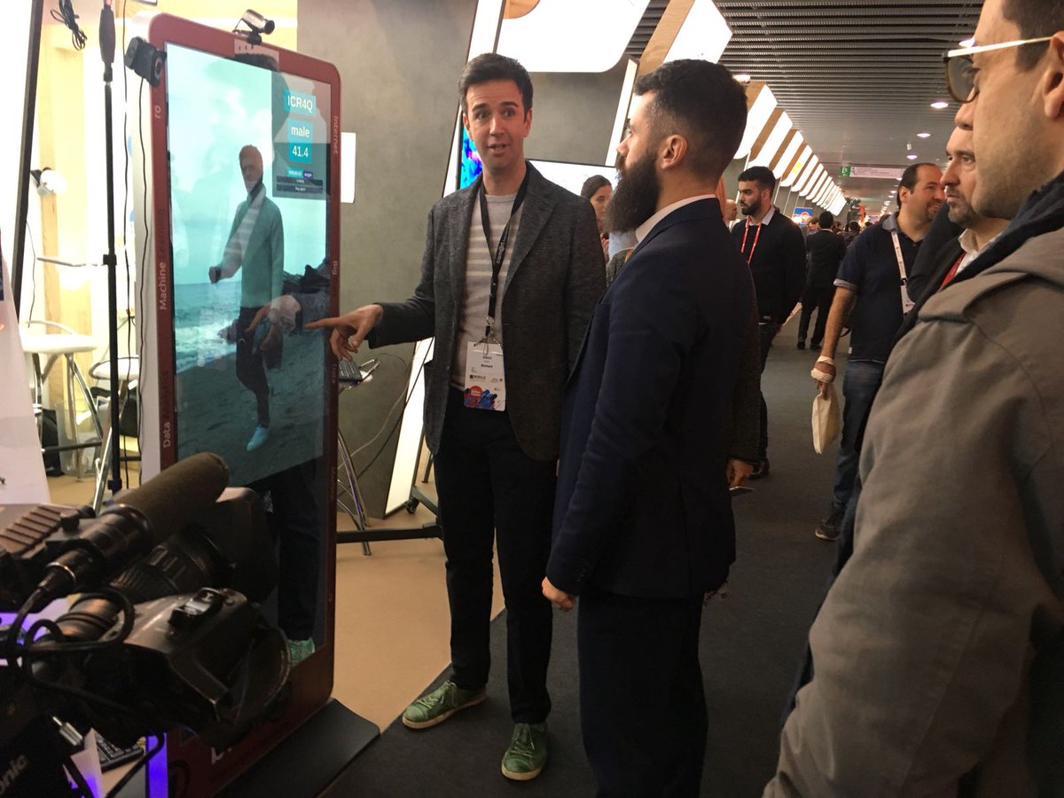 Bismart2009's tweet photo. Hem rebut la visita de @tv3cat! Han pogut conèixer de prop la nostra última solució, Targeted Live Ads! #MWC18 #IntelligentVideoWall #TargetedLiveAds #Artificial_Intelligence #FaceRecognition #Emotions #StreetMarketing #Marketing https://t.co/0iFW0jaVLH