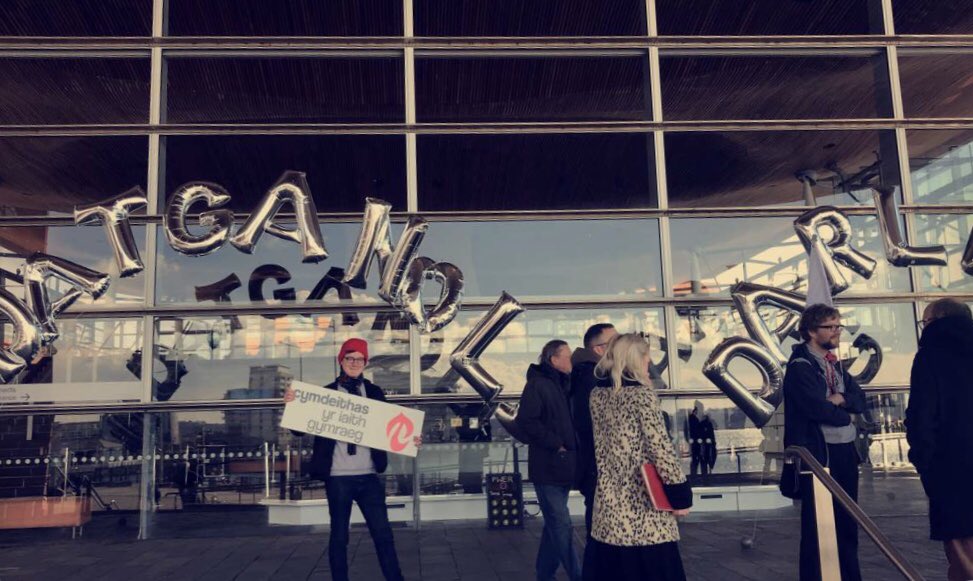 wiliamrees's tweet photo. Cyfle i ddiolch i Elfed Wyn Jones am ei ymgyrch dros yr wythnos diwethaf tu allan y Senedd #DatganoliDarlledu #ymprydio @Cymdeithas 🏴󠁧󠁢󠁷󠁬󠁳󠁿🏴󠁧󠁢󠁷󠁬󠁳󠁿🏴󠁧󠁢󠁷󠁬󠁳󠁿 https://t.co/EW3XRq50w9