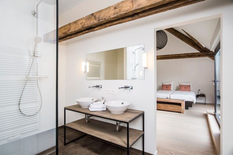 Biendomo in #Rumst is een moderne hoeve met 4 ruime gastenkamers. De B&amp;B is gelegen in de omgeving van de Rupel- en Scheldedijken, ideaal om te wandelen en fietsen. bit.ly/2sitrow