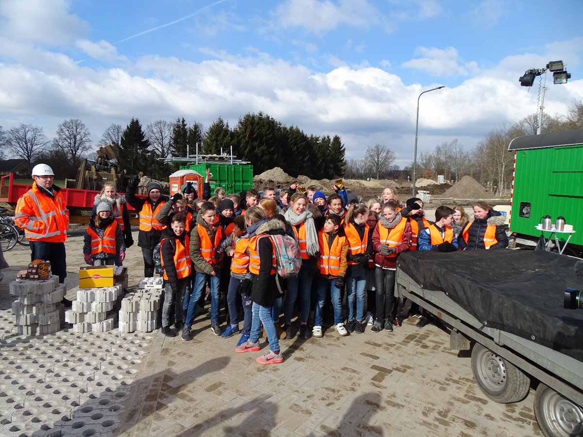 FredMoll1's tweet photo. Opening fietstunnel N18. Complimenten voor @RoberttenBras en zijn team @BAMInfra_nl #trotsopbam https://t.co/GyChhw2deF