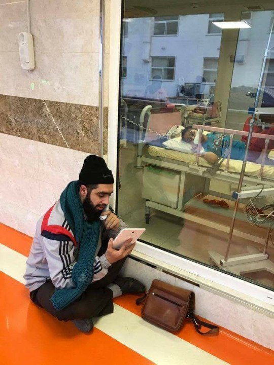 NaifDurgun's tweet photo. Dünya böylelerinin yüzü suyu hürmetine dönüyor.Kanser hastası öğrencisi  için her gün okuldan sonra hastaneye gelip o günkü dersini anlatıyor. https://t.co/zTgY2AMY3q