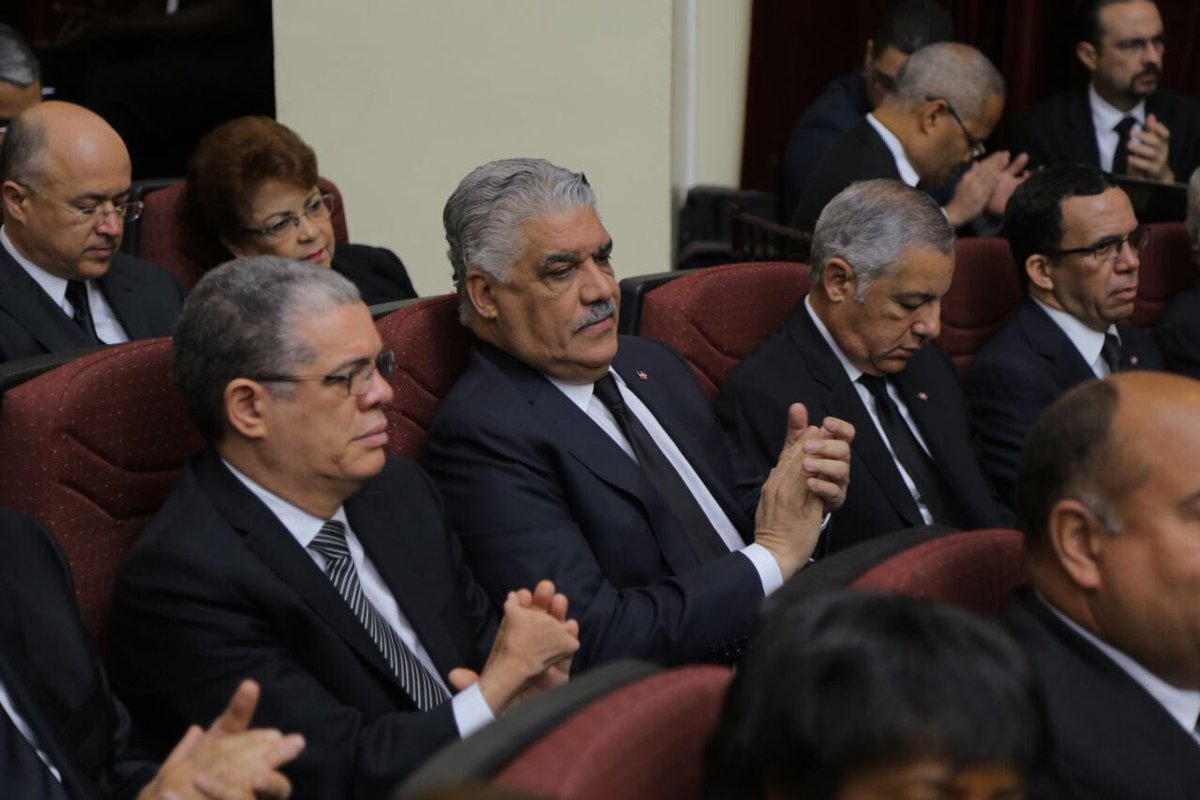 MIREXRD's tweet photo. EN VIVO🔵🔴
Puedes ver en vivo el discurso Rendición de Cuentas del presidente #DaniloMedina en nuestro #instagram 🌐 🇩🇴#MIREXRD
#Danilo27F
#DiscursoDM2018 https://t.co/vb9kFBkyu4