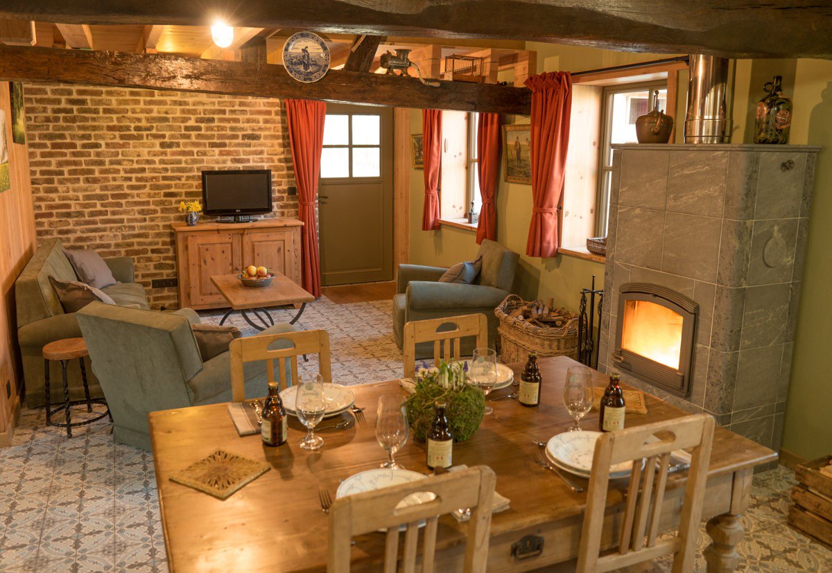 In een doodlopende straat in #Zoutleeuw vind je Hof ter Hoeven. De vakantiewoning (4 p.) is ondergebracht in een vierkantshoeve. De uitbaters hebben een hart voor natuur: ze informeren je graag over de vele wandel- en fietsmogelijkheden in de omgeving. bit.ly/2sxnZOB