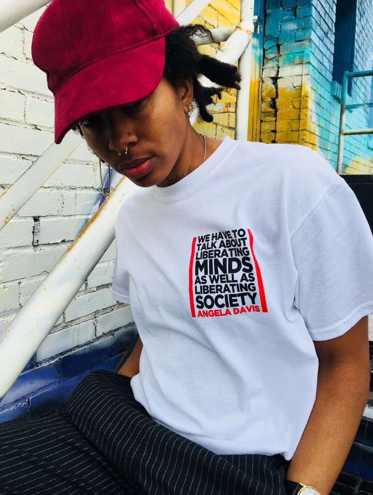 thehomegirlbox's tweet photo. Sisters in the Struggle tee dropping soon in our new #AngelaBox — inspired by the life and legacy of Angela Davis
•
Modeled by @jordir0c 
📷: @elizatappan https://t.co/nG62VSd1lT