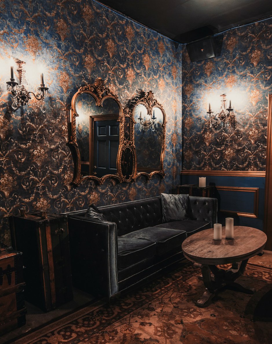 blythandburrows's tweet photo. The Parlor. 🔱 // #portlandmaine #barscape #beautifulbars #bar #cocktailbar #barshelf #barlife #modernbartender #nightlife #worldsbestbars #bardesign #barware #vintagelife #raisingthebar #spirits #imbibegram #imbibe #baroftheday #todaysbar #makeitworldclass #worldclass2018 https://t.co/8czw9Hl8sd