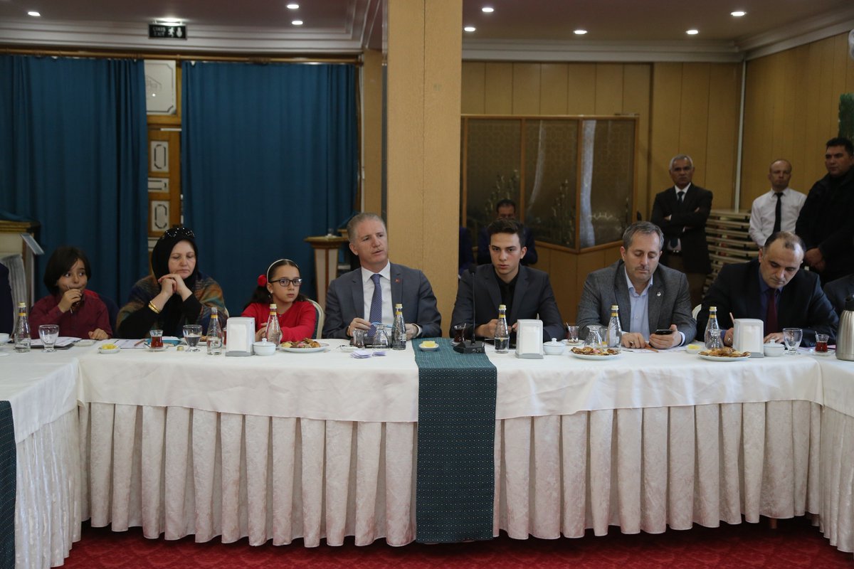 Valimiz Davut Gül, Kadı Burhaneddin Öğrenci Meclisi Toplantısına katıldı. Öğretmenevinde gerçekleşen toplantıda meclisin logosu belirlenerek, önümüzdeki günlerde yapılacak olan çalışmalar masaya yatırıldı.
