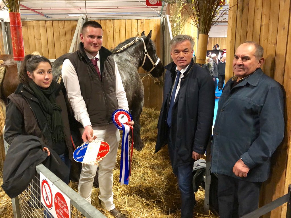 alainhoupert's tweet photo. #SIA2018 toujours un accueil chaleureux chez les cousins #Dupaquier et #Muttin entre traits #Auxois et #Crémant du #Châtillonnais https://t.co/HPtptqulPr