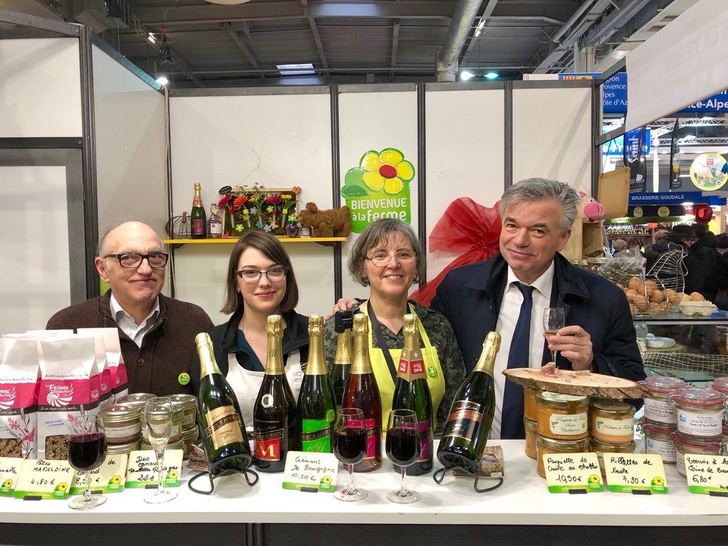alainhoupert's tweet photo. #SIA2018 toujours un accueil chaleureux chez les cousins #Dupaquier et #Muttin entre traits #Auxois et #Crémant du #Châtillonnais https://t.co/HPtptqulPr