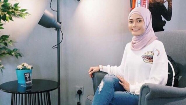 ATMology's tweet photo. @bharianmy #NisaKay reda musibah aksi ghairah di majlis #Neelofa
β
Memang trend sekarang kalau anak-anak pergi kelab malam, dapat sokongan jitu mak ayah ke?
Hajjah brought her mom.
This woman gets moral support from her parents. https://t.co/P1Aikk0DkP