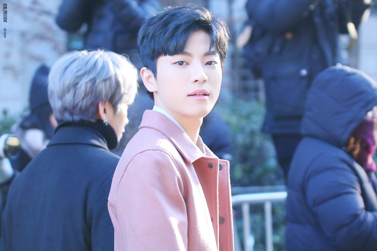 Primavera_92's tweet photo. 180125 뮤직뱅크 출근

보고싶어 많이

https://t.co/ETg9YQIbVP 
#이건 #더유닛 #TheUnit #LEEGEON https://t.co/wjLnD279lX