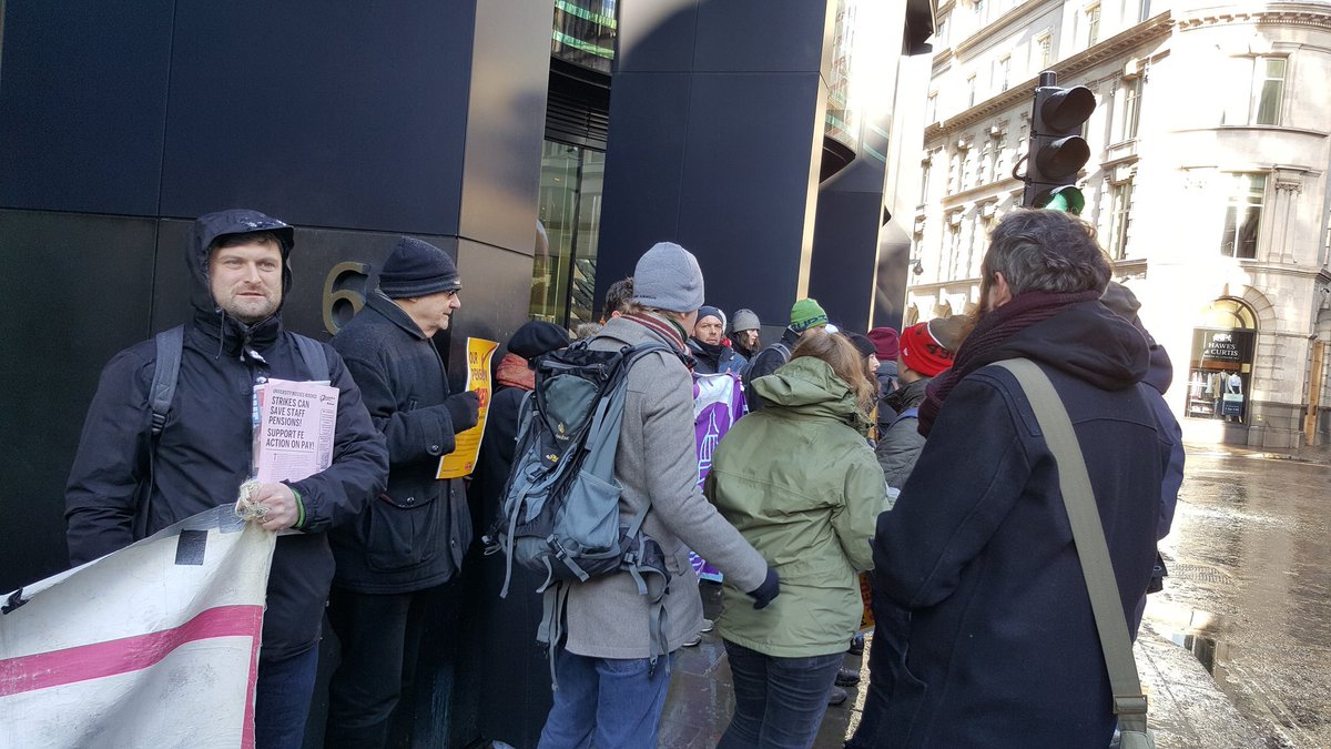 NSSN_AntiCuts's tweet photo. #DontMessWithUSS - #NSSN supporting @ucu lobby of #USS talks #strikeforuss #USSstrike #ucustrikes https://t.co/8jHezWFZQS