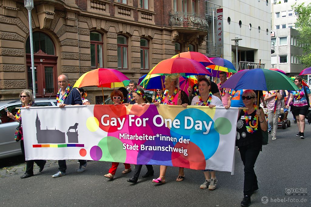 Möchtest du auch mit einer Gruppe, einem Verein, einer Partei, einem Unternehmen oder einer anderen Organisation am Sommerlochfestival | CSD Braunschweig 2018 teilnehmen? Melde dich jetzt an unter csd-bs.de/anmeldung-zum-…