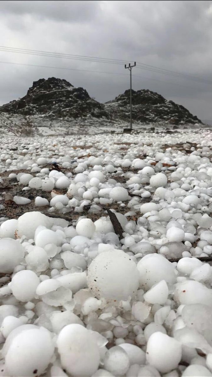WMO's tweet photo. Arabian Gulf is also having its fair share of wild weather with hail storms hitting Saudi Arabia, Oman and UAE. From@shaqsi_zaher88 via @CLIMATEwBORDERS https://t.co/lZBqDefZjv
