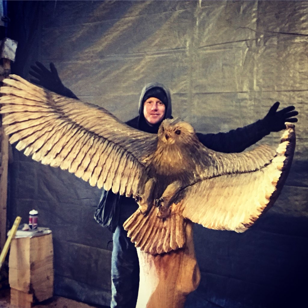 Final push on #mega #Owl in the -5° of the barn . . . #knutsford #cheshire #tree #sculpture #BeastFromTheEast