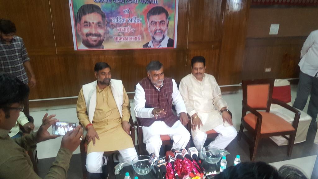 prahladspatel's tweet photo. आज भोपाल में पत्रकार मित्रों के साथ पारिवारिक वातावरण मे होली मिलन कार्यक्रम समन्न हुआ। @jalamsing_patel एवं विधायक संजय शर्मा भी उपस्थित रहे। https://t.co/tFZbXgSVbK