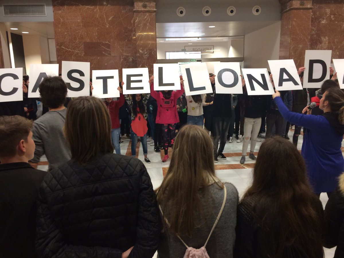 isahenares's tweet photo. La Castellonada ha sigut un èxit, malgrat la pluja i el fred. Un 10 als alumnes del @iesbovalar amb @fcolla2 @tonisolano i altres companys #CSada18 #WMCP18 #IESBovalar https://t.co/8F1kZ1K8Og
