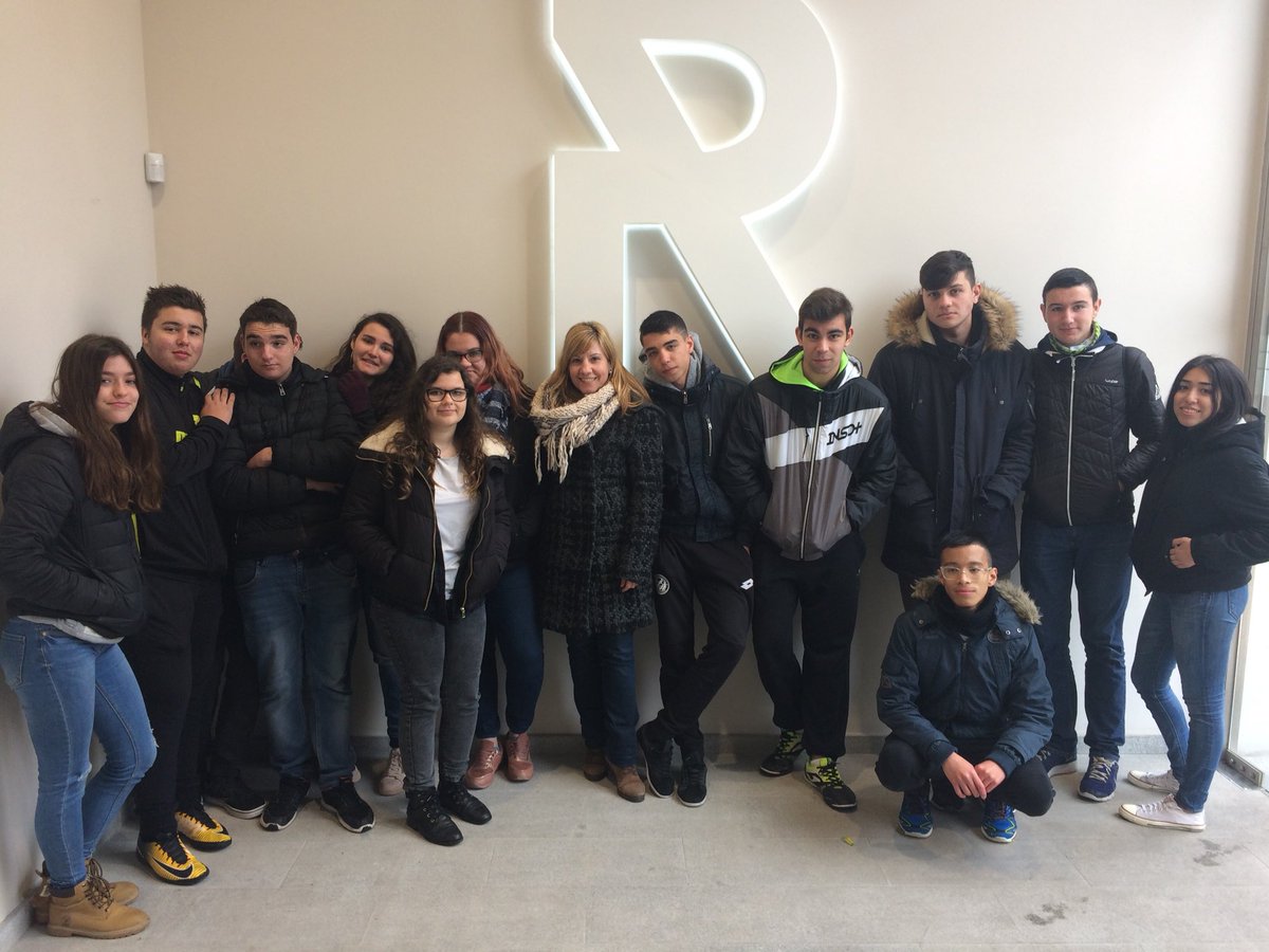 isahenares's tweet photo. La Castellonada ha sigut un èxit, malgrat la pluja i el fred. Un 10 als alumnes del @iesbovalar amb @fcolla2 @tonisolano i altres companys #CSada18 #WMCP18 #IESBovalar https://t.co/8F1kZ1K8Og