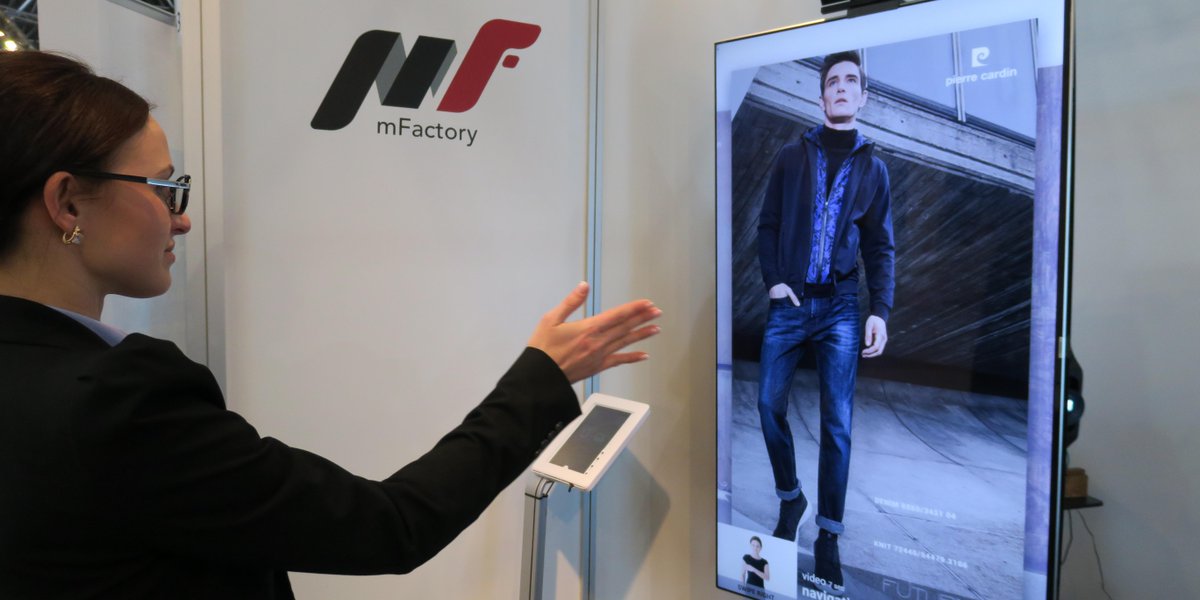 EuroCIS's tweet image. Mit #MWall, der #interaktiven #Displaylösung von Open Design e.K. (Halle 9/A60-4), bleiben Passanten sprichwörtlich an ihrem #Schaufenster kleben. Die Verweildauer wird durch den Einsatz von #Gestensteuerung erhöht. #EuroCIS #technologyneversleeps