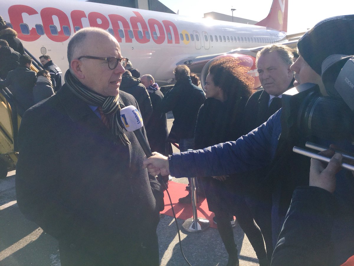 amgbeurskens's tweet photo. Doop van het eerste home base-vliegtuig van @corendon op @MST_airport. Prachtige samenwerking tussen ondernemers, regiogemeenten en @limburg! https://t.co/uLwBKqeUhC