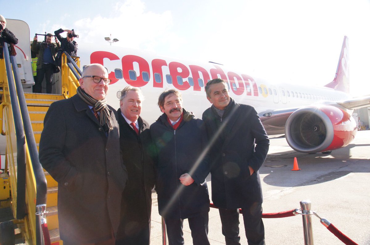 amgbeurskens's tweet photo. Doop van het eerste home base-vliegtuig van @corendon op @MST_airport. Prachtige samenwerking tussen ondernemers, regiogemeenten en @limburg! https://t.co/uLwBKqeUhC
