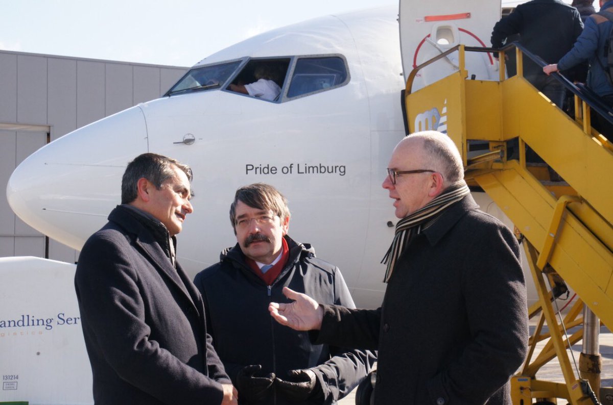 amgbeurskens's tweet photo. Doop van het eerste home base-vliegtuig van @corendon op @MST_airport. Prachtige samenwerking tussen ondernemers, regiogemeenten en @limburg! https://t.co/uLwBKqeUhC