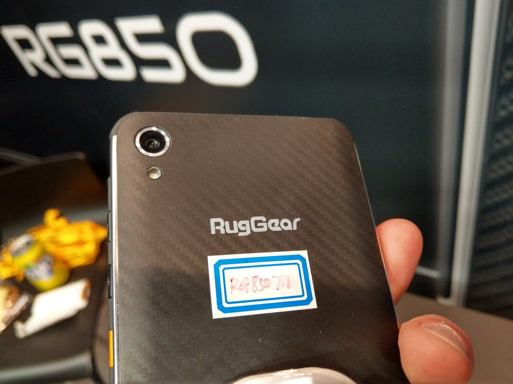 techundtrara's tweet photo. Mit dem RG850 hat @RugGear auf dem #MWC18 das erste Outdoor-Smartphone mit 18:9-Display vorgestellt. Kostenpunkt: 399 Euro. #MWCPiloten https://t.co/sjOJBdQAD9