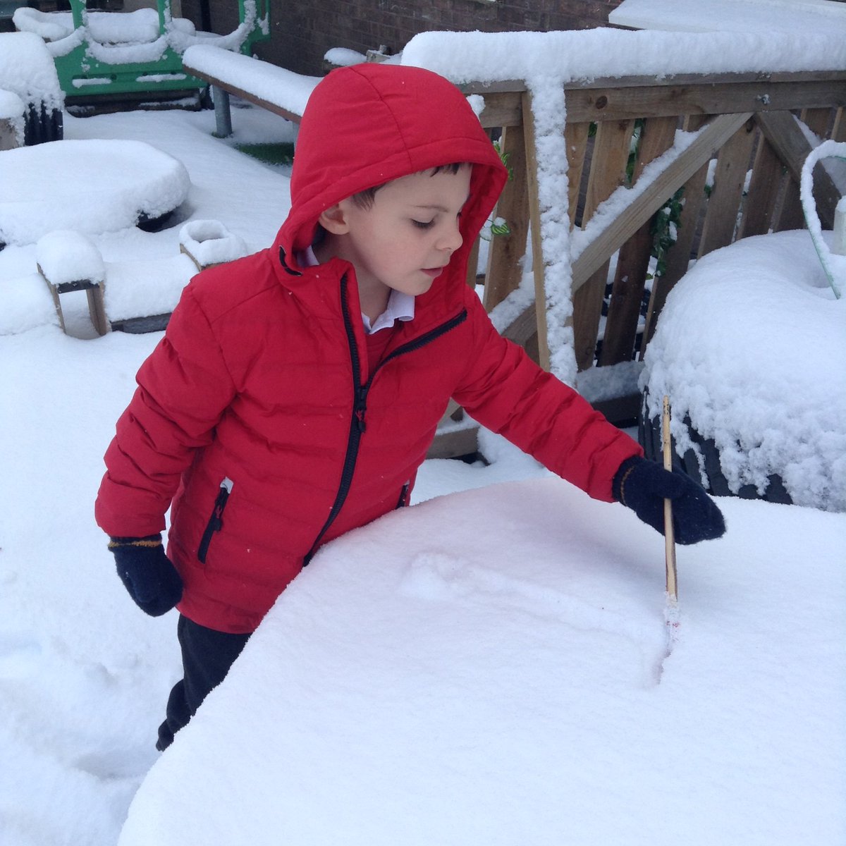 BearparkPrimary's tweet photo. Having fun whilst learning in the snow! https://t.co/fHamaakprp