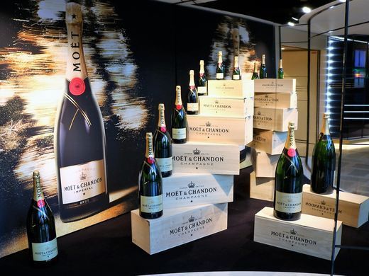 TheDuaneWells's tweet photo. #Champagne only comes from Champagne, one of the most breathtaking regions of #France. For those who haven't visited, this is an excellent look at the birthplace of one of the world's most well known (and well-imbibed) #luxury brands. #travel  #LivingWells
https://t.co/HhxaG8kL06 https://t.co/8R8EnG6fQl