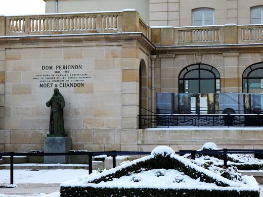 TheDuaneWells's tweet photo. #Champagne only comes from Champagne, one of the most breathtaking regions of #France. For those who haven't visited, this is an excellent look at the birthplace of one of the world's most well known (and well-imbibed) #luxury brands. #travel  #LivingWells
https://t.co/HhxaG8kL06 https://t.co/8R8EnG6fQl