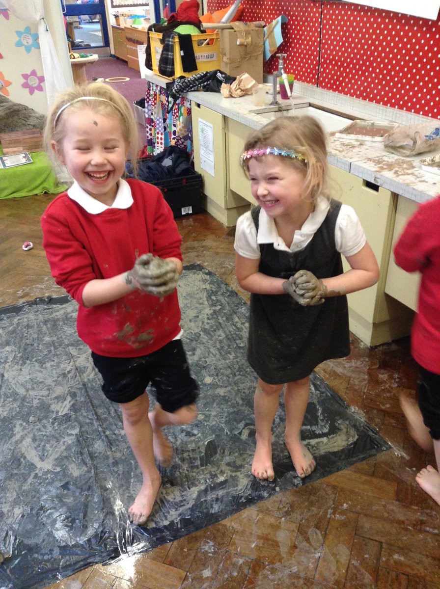 BearparkPrimary's tweet photo. Making snail trails using clay 🐌 https://t.co/KfzNtr3l54