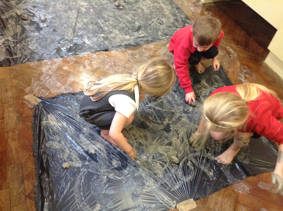 BearparkPrimary's tweet photo. Making snail trails using clay 🐌 https://t.co/KfzNtr3l54