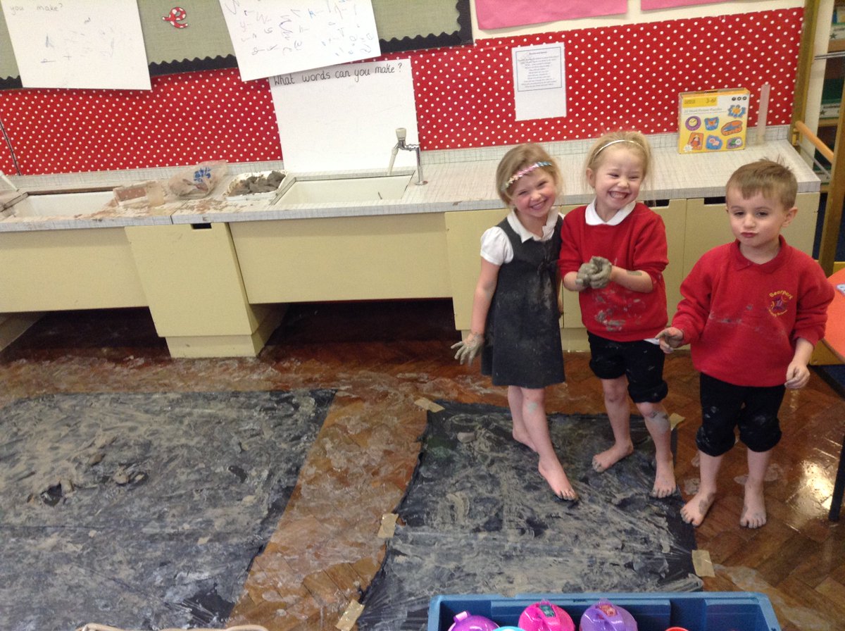 BearparkPrimary's tweet photo. Making snail trails using clay 🐌 https://t.co/KfzNtr3l54