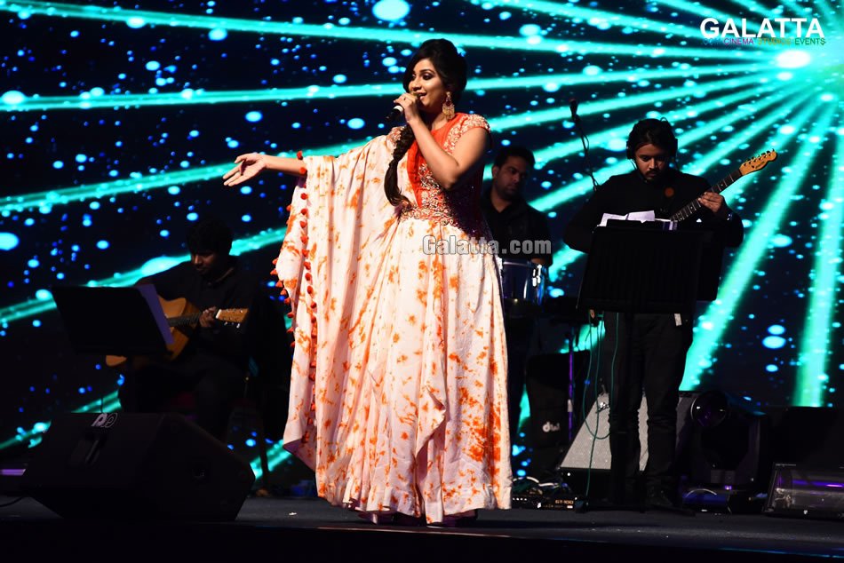 SonaSsg's tweet photo. *EXCLUSIVE CLICKS*

Some golden sign of @shreyaghoshal 's melodious moment on stage ❤

Flawlessly sweeps off her  Spectacular performance at #JITOGLOBALCONNCET in CHENNAI on #23feb18 ❤
A night to be remembered❤

#TheNightingaleOfIndia ❤
#SGMagic #Shreyaness ❤ https://t.co/akkwmbivzx