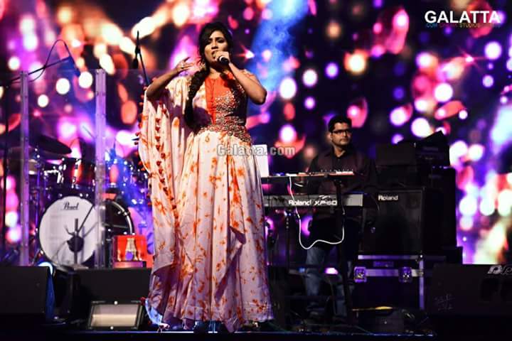 SonaSsg's tweet photo. *EXCLUSIVE CLICKS*

Some golden sign of @shreyaghoshal 's melodious moment on stage ❤

Flawlessly sweeps off her  Spectacular performance at #JITOGLOBALCONNCET in CHENNAI on #23feb18 ❤
A night to be remembered❤

#TheNightingaleOfIndia ❤
#SGMagic #Shreyaness ❤ https://t.co/akkwmbivzx