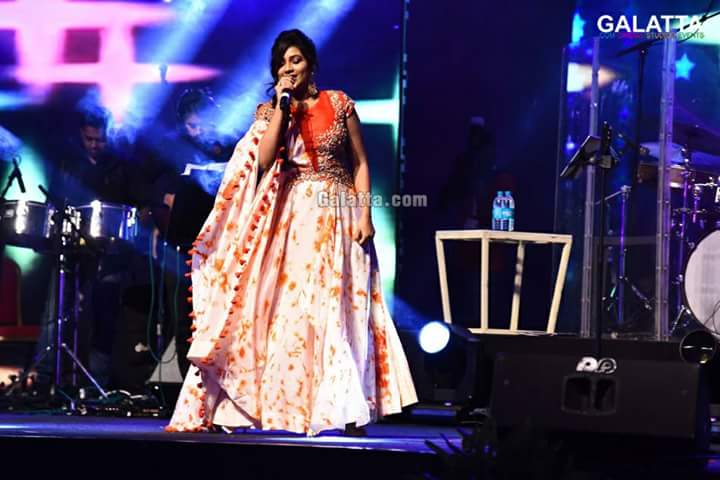 SonaSsg's tweet photo. *EXCLUSIVE CLICKS*

Some golden sign of @shreyaghoshal 's melodious moment on stage ❤

Flawlessly sweeps off her  Spectacular performance at #JITOGLOBALCONNCET in CHENNAI on #23feb18 ❤
A night to be remembered❤

#TheNightingaleOfIndia ❤
#SGMagic #Shreyaness ❤ https://t.co/akkwmbivzx