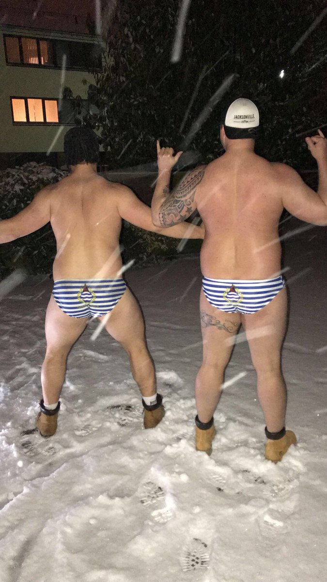 VickyHardcastle's tweet photo. @tunwellsrfc Aussie and Saffa rugby boys in the U.K. braving the snow In Tunbridge Wells ❄️🙈😂 https://t.co/iRPj5eHMLS