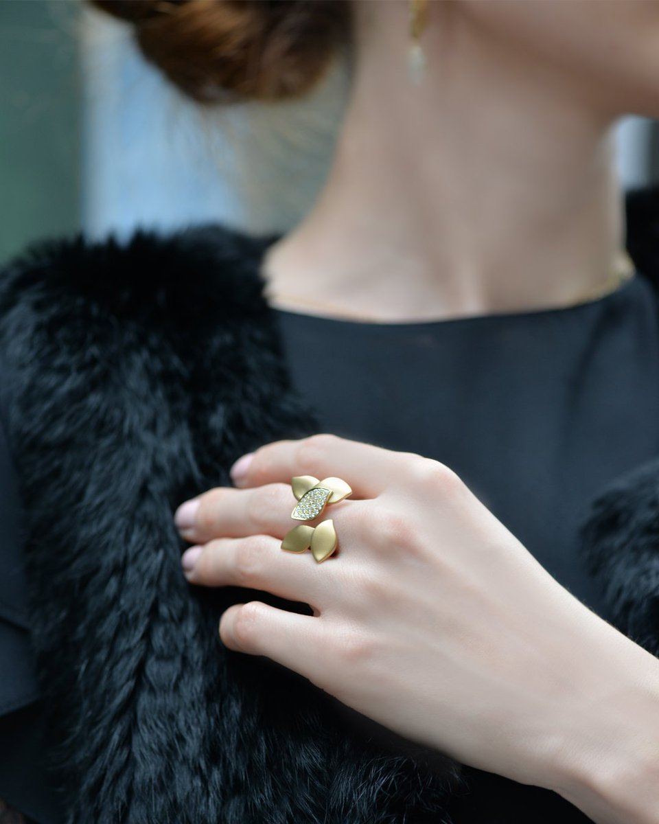 CarelleJewelry's tweet photo. Stand out jewelry that turns heads! The Lotus In-Between-The-Finger Ring in 18 karat yellow gold with pave diamonds. #LotusCollection #NatureInspired #Carelle https://t.co/HSHAU8AdI5