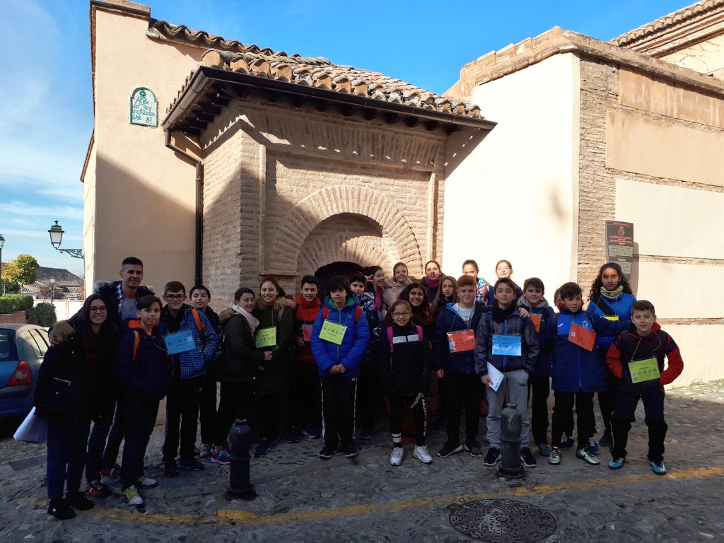 AguaGranada's tweet photo. Magnífica gymkana por el Albaicín  preparada por los profesores para los alumnos de 6° de primaria del #CeipGenil ,en la cual, no falto la visita al Carmen del #AljibedelRey https://t.co/Q7JBV7lWwX
